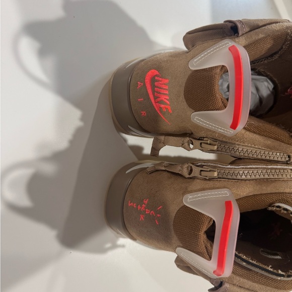 Used Nike Travis Scott Jordan 11 men’s size 10 shoes - Picture 4 of 7